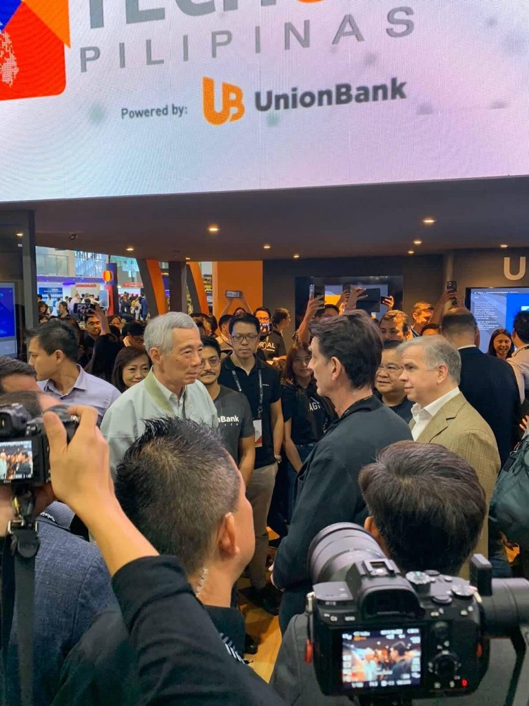 Singapore Prime Minister Lee Hsien Loong chats with UnionBank chairman Justo Ortiz as he made a stop at the UnionBank exhibition – the first booth he visited at the SFF. With them are UnionBank president and CEO Edwin Bautista, UBX president and CEO John Januszczak, Platform Development head Ramon Duarte, Human Resource head Michelle Rubio, Transaction Banking head John Cary Ong and Fintech Business Group head Arvie de Vera.      